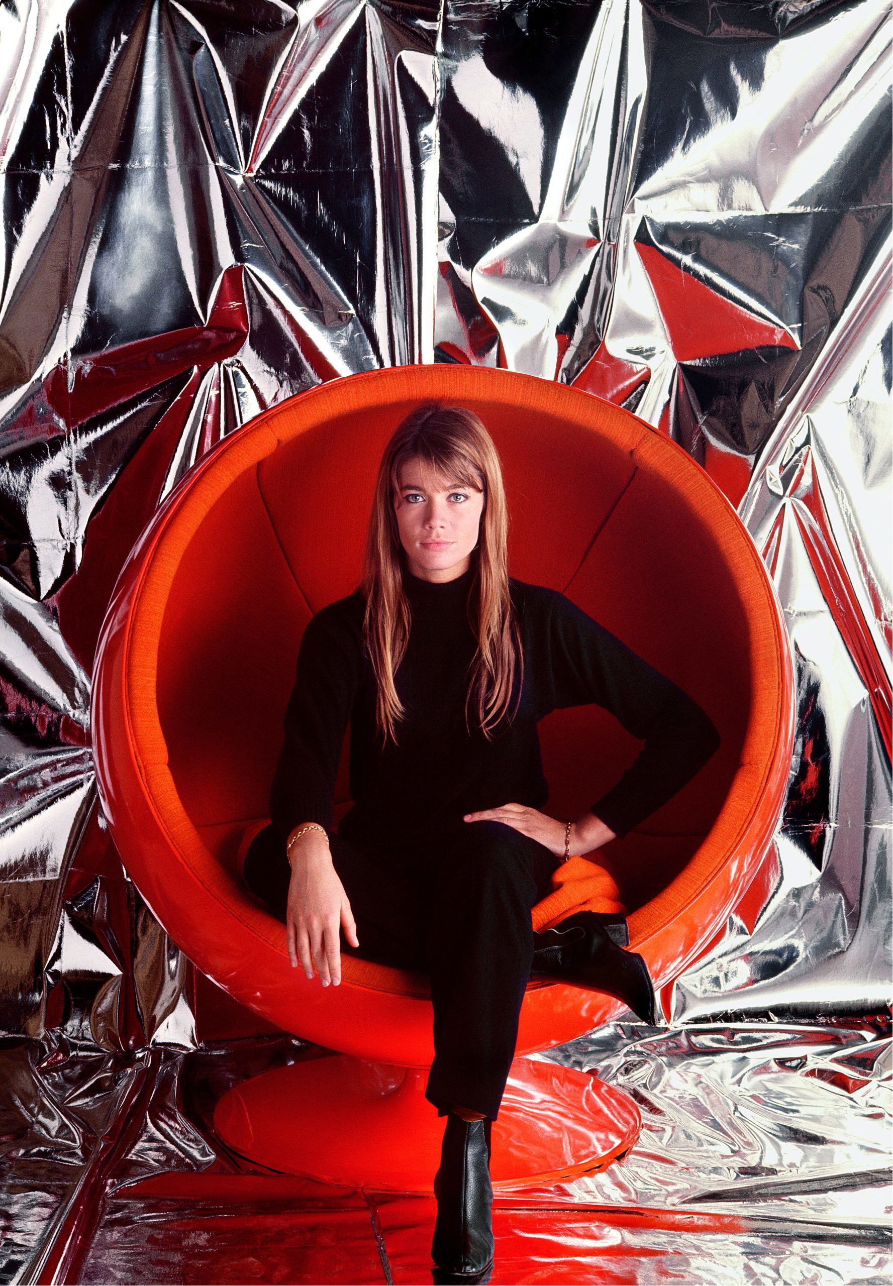 Espíritu 'Sixties': La actriz y cantante Françoise Hardy con la Ball Chair.