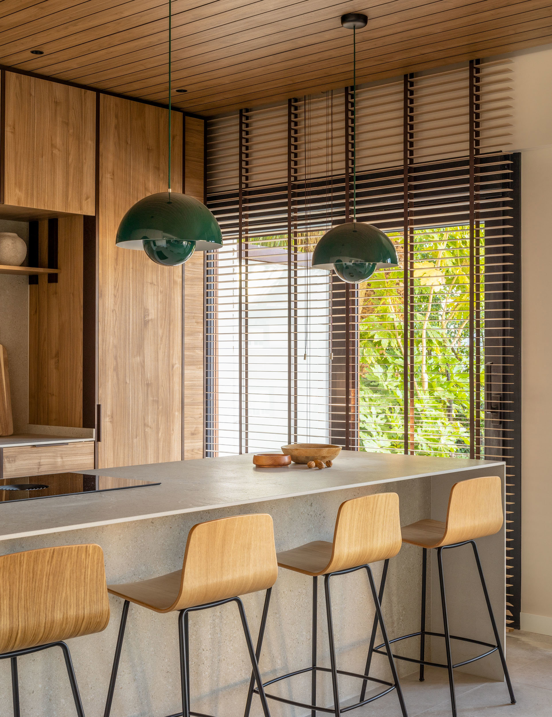 La cocina, también en madera, se abre al exterior gracias a un enorme ventanal.