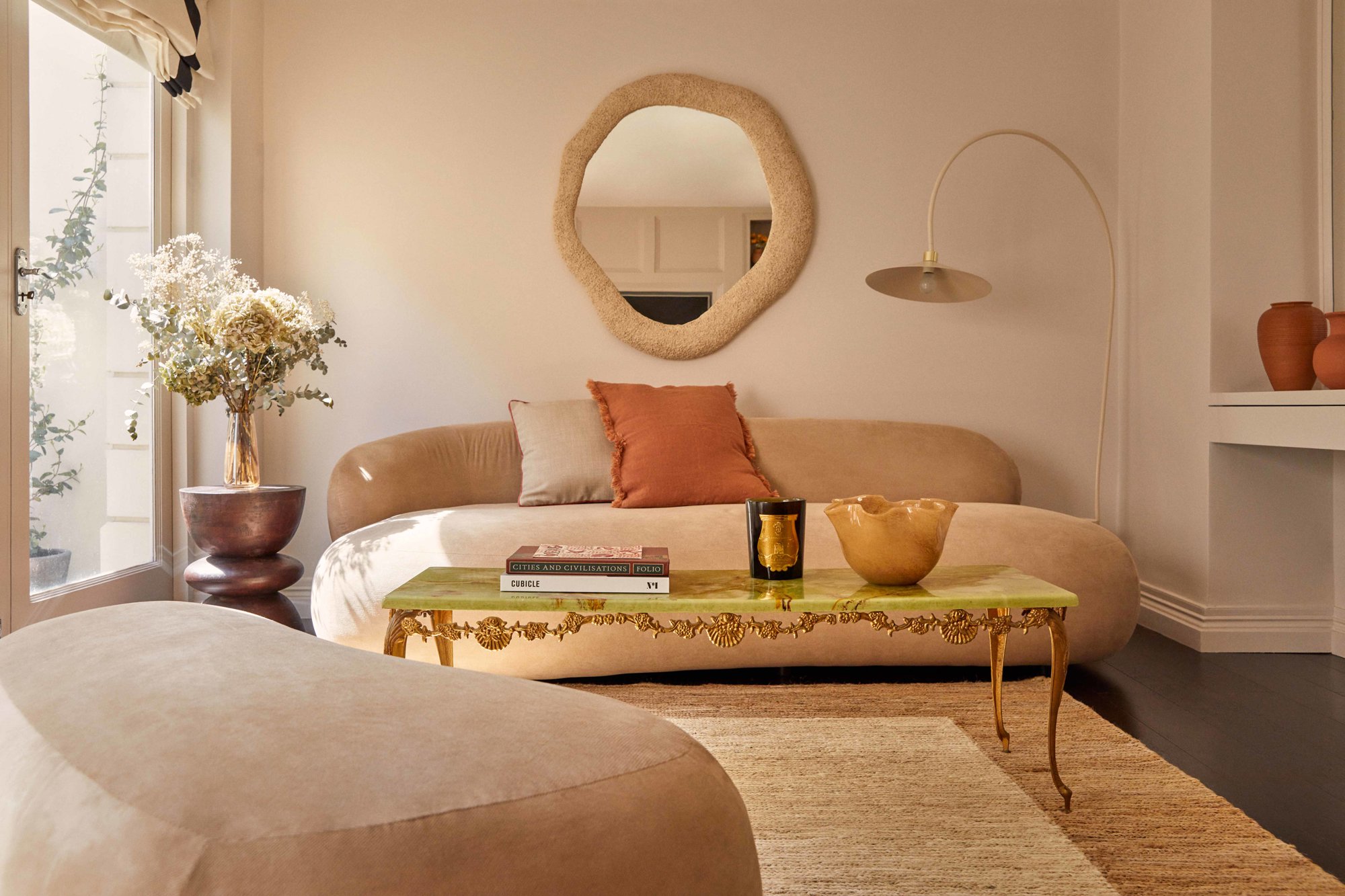 Westwing x Bettina Looney (34) Sofa´ ALBA, Mesa auxiliar BENNO y Espejo TOPRAK