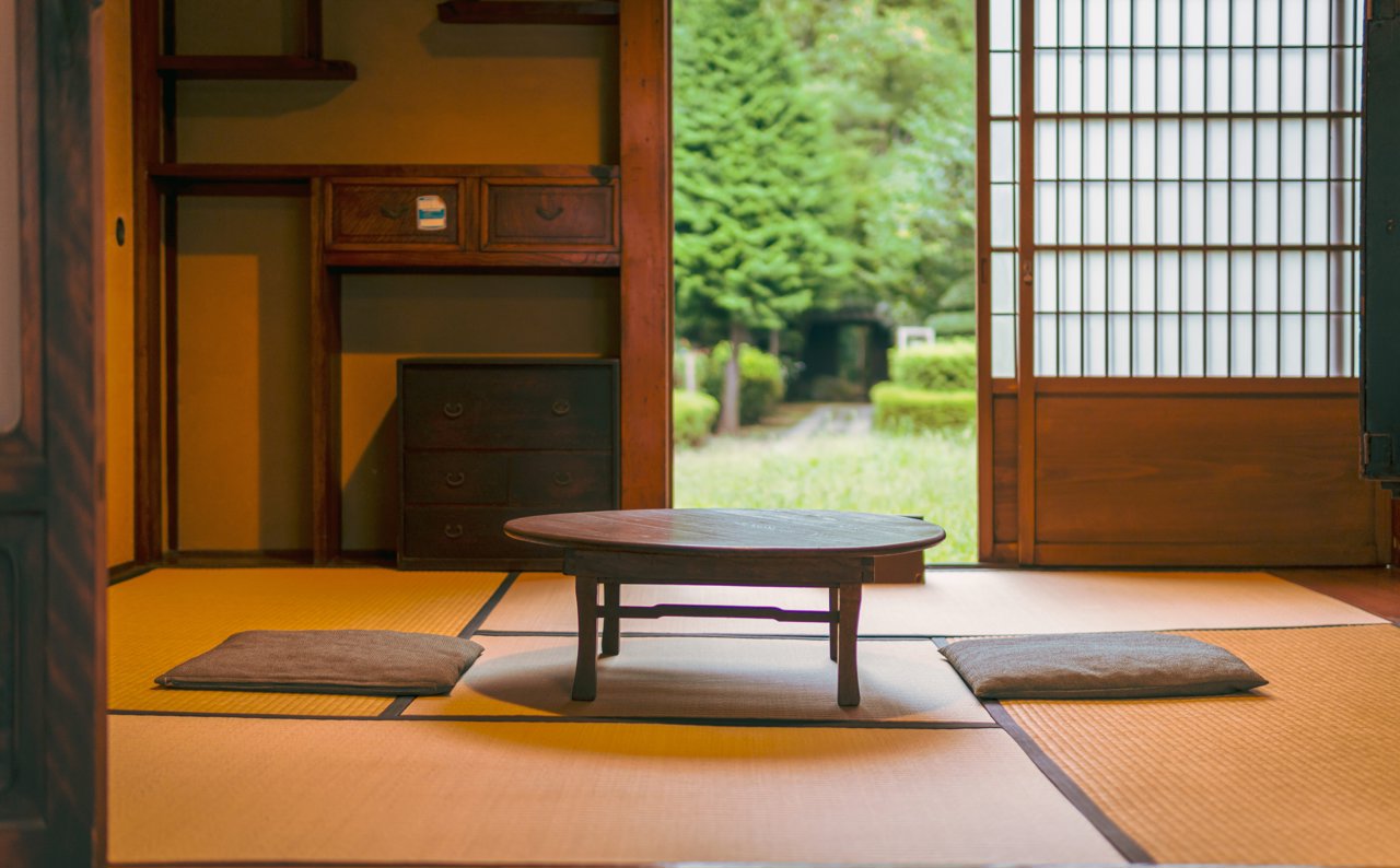 En la arquitectura tradicional japonesa, las paredes Shoji también se utilizan como puertas correderas al exterior.