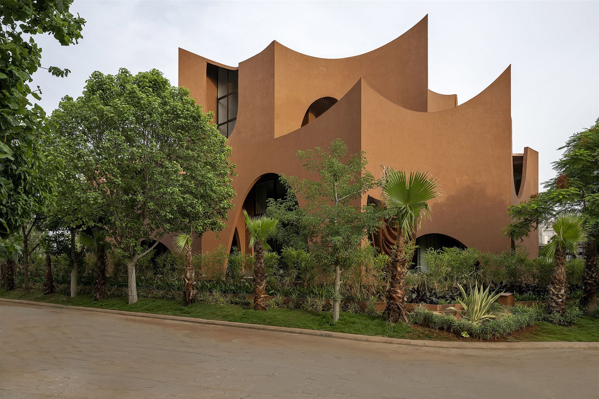 Casa Mirai en la India se construyó con ladrillos, piedra arenisca y yeso de cal de origen local.