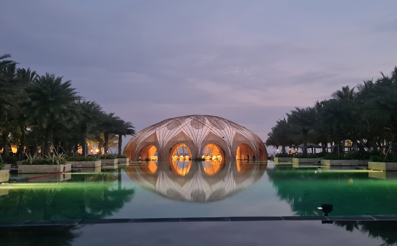 Con vistas al mar, esta Cúpula de Bambú fue diseñada por el arquitecto indonesio Rubi Roesli y fabricada por 40 artesanos del bambú