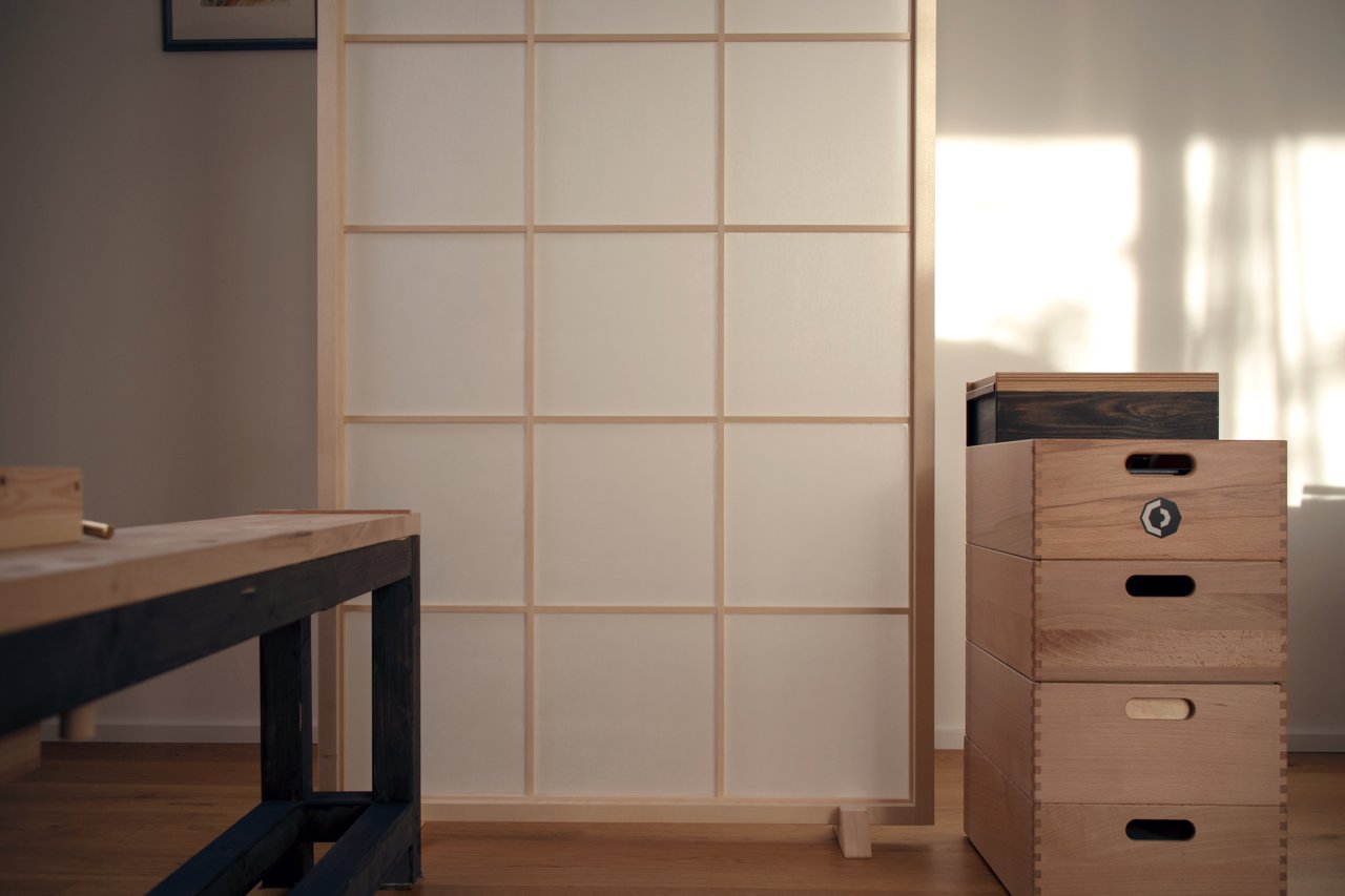 Un panel shoji puede funcionar como biombo separador para crear divisiones en una habitación y zonificar. 