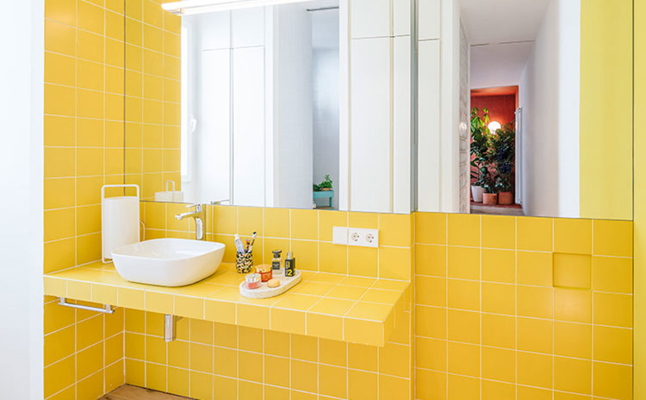 Un espejo de grandes dimensiones contribuye a optimizar la superficie de este baño en Madrid