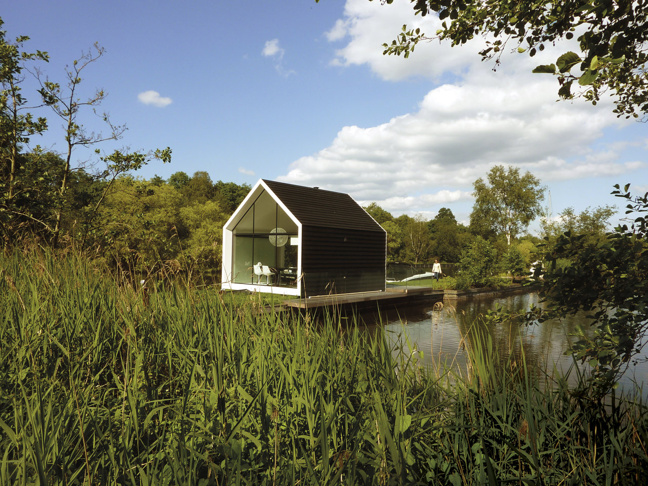Island House, de los holandeses 2by4 Architects, parece flotar sobre el agua.