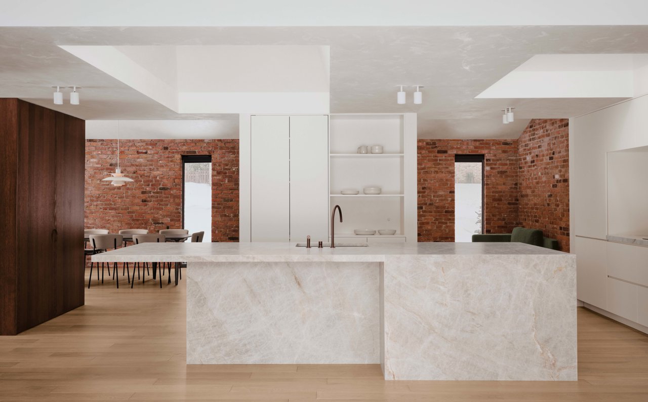 Cocina con isla de piedra