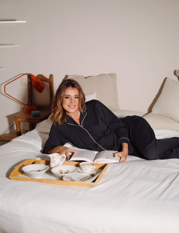 De estilo rústico y llena de libros, así es la casa de la periodista Sandra Barneda