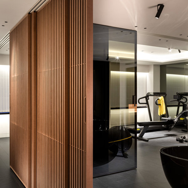 ¿Esto es una casa con gimnasio o un gimnasio con una casa dentro? 