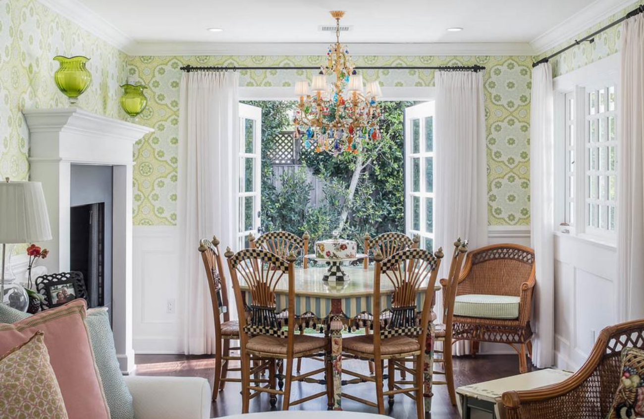 Comedor con papel pintado de color verde y muebles de antiguos vintage de la actriz emma stone