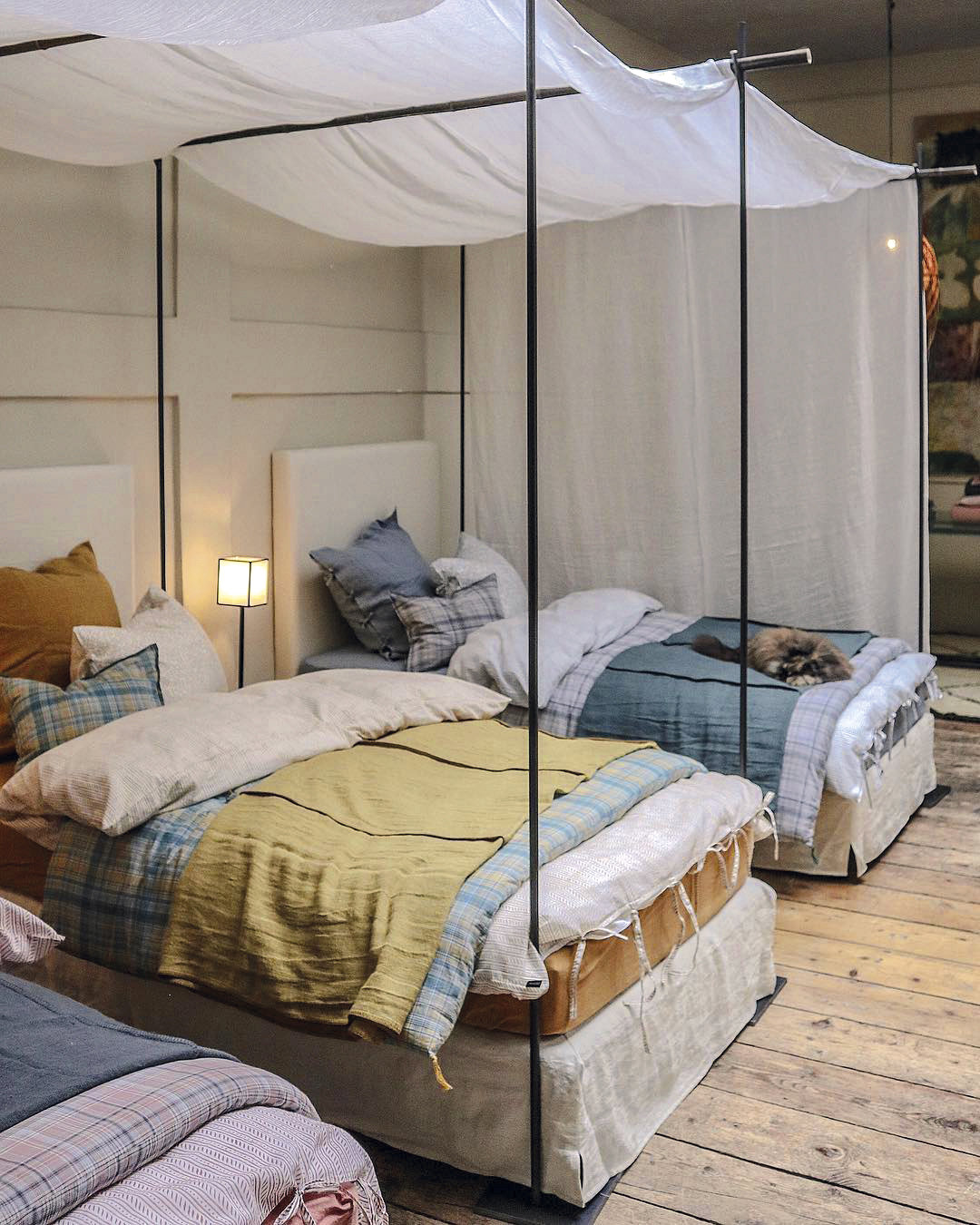 dormitorio triple cama con dosel y cortinas