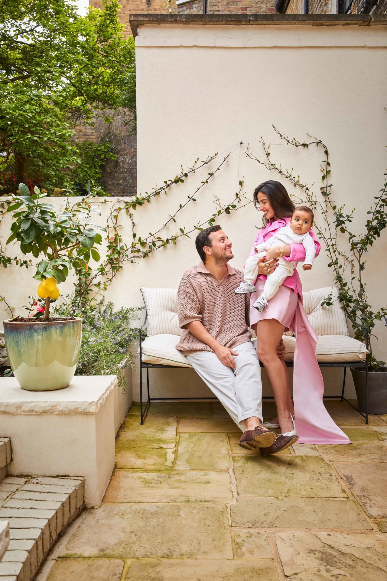 En el jardín se siente como en un pequeño oasis. Le encanta cultivar diferentes tipos de plantas y quería que este espacio tuviera un look bastante salvaje.
