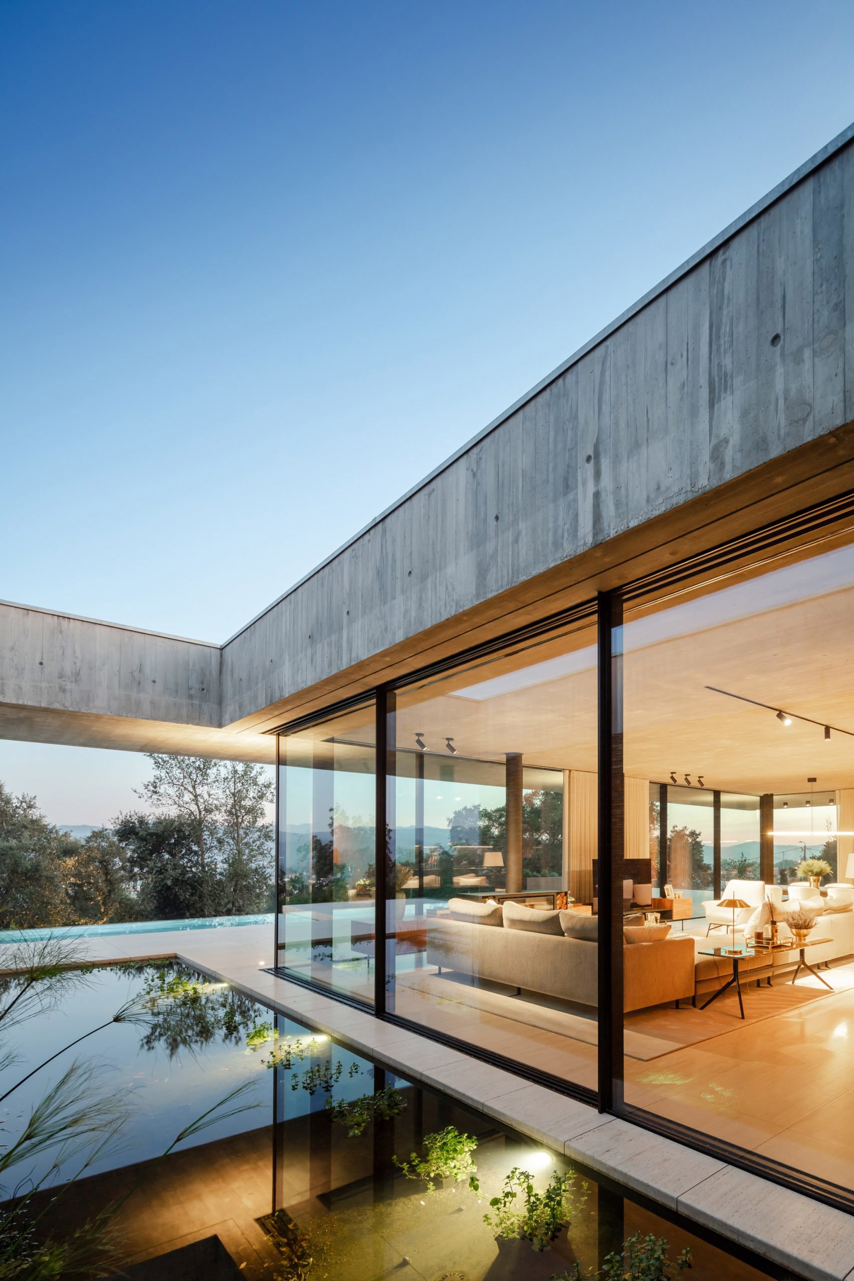 Casa moderna de hormigon en Braga paredes de cristal