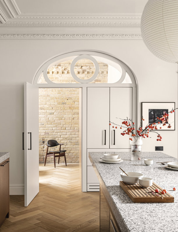 15 casas en las que el clásico binomio blanco y madera funciona muy bien