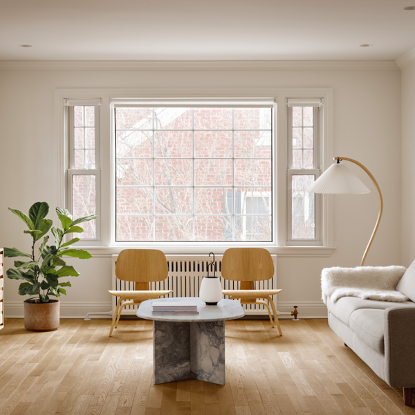 Minimalismo en blanco y madera en esta casa familiar relajada, acogedora y muy 2023