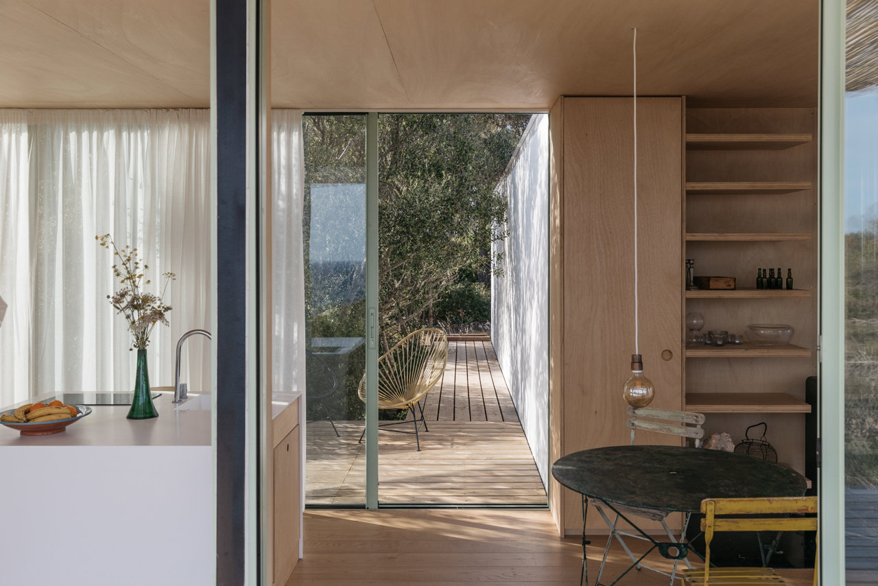 Interior y exterior permanecen absolutamente conectados con continuidad de diseño a través de las grandes puertas acristaladas y correderas.