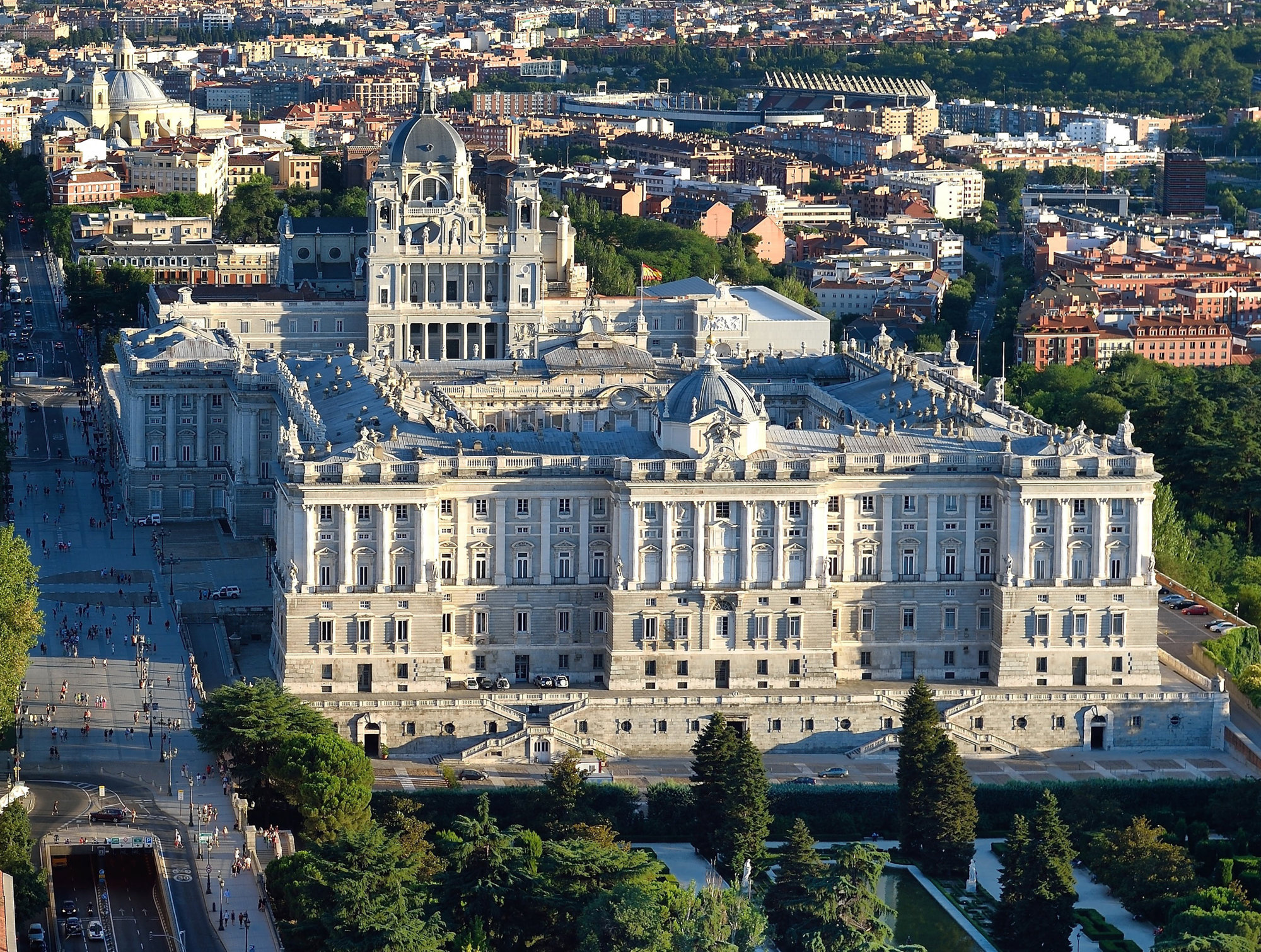 Palacio Real de Madrid Julio 2016 (cropped)