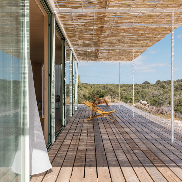 Una preciosa casa modular con 100 metros de terraza que se integra en el paisaje de Menorca