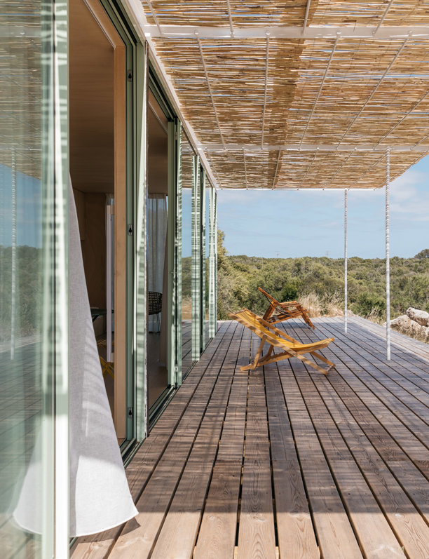 Una preciosa casa modular con 100 metros de terraza que se integra en el paisaje de Menorca