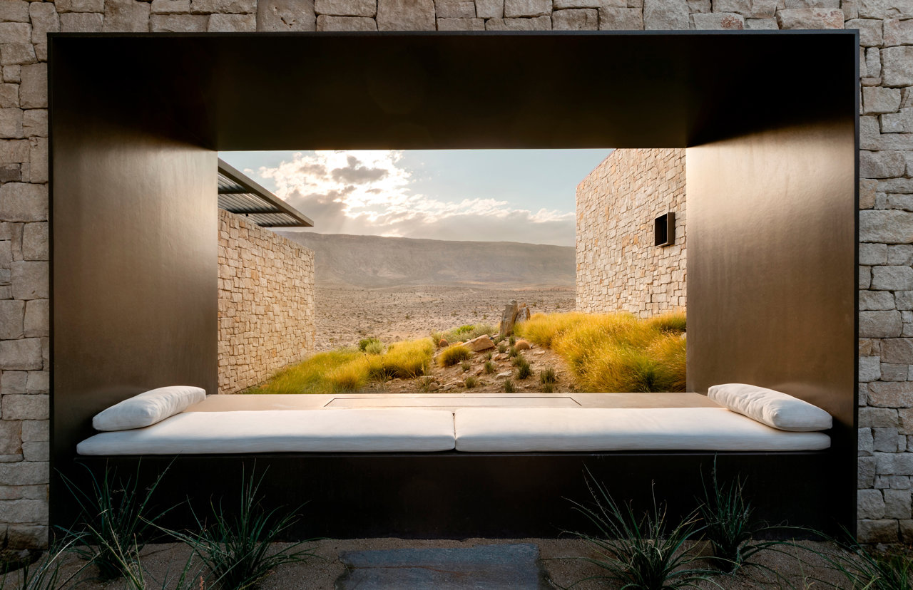 Detalle del patio interior con vistas a los alrededores de la vivienda