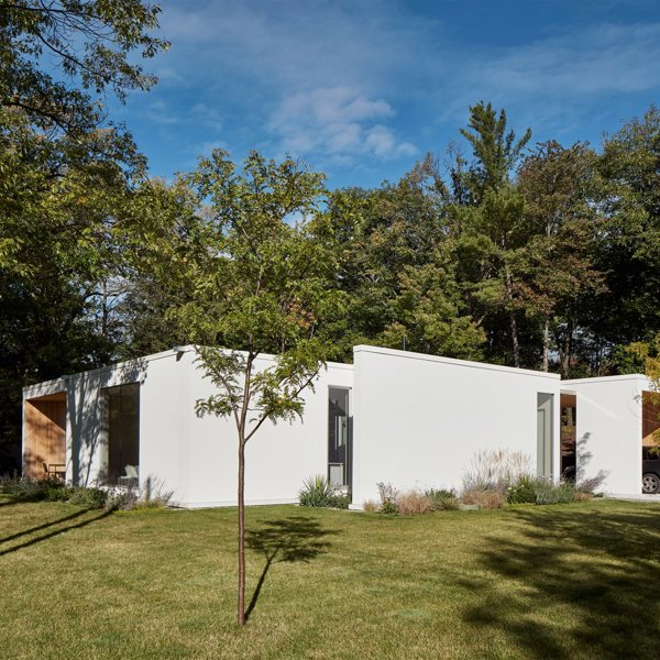 La casa prefabricada PERFECTA: de estilo minimalista, con patio interior y garaje