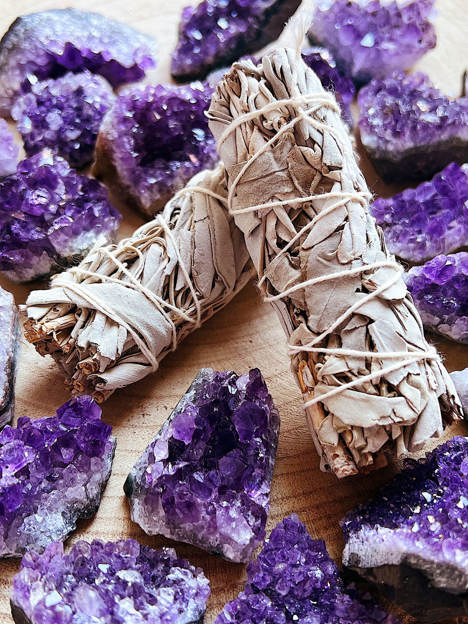 El romero es la planta más recurrente, pero también puedes confiar en el palo santo, la ruda o la salvia blanca, como en la fotografía, en Silvershark. 