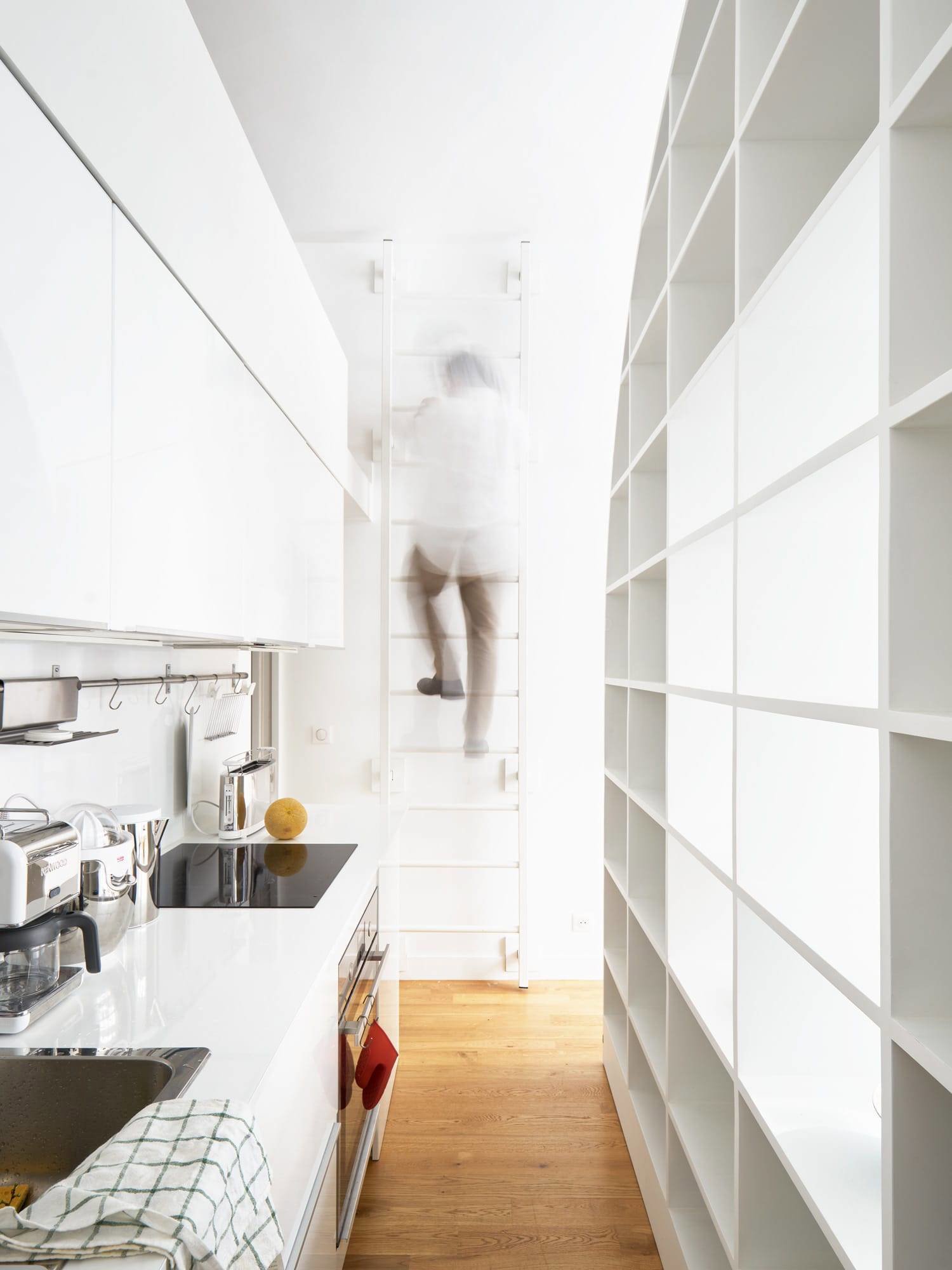 Cocina mini con escalera para subir al dormitorio