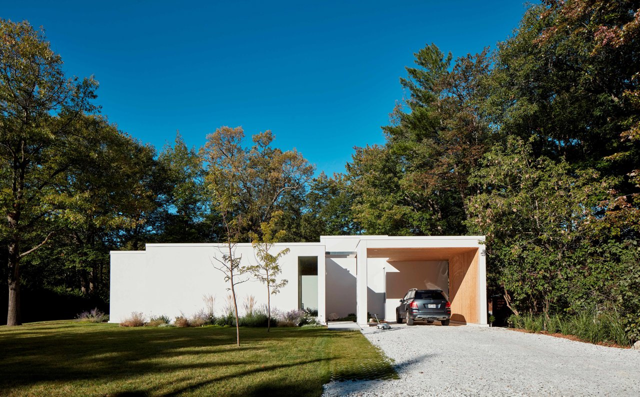 Esta casa prefabricada es un juego de volúmenes que equilibra la apertura y la intimidad
