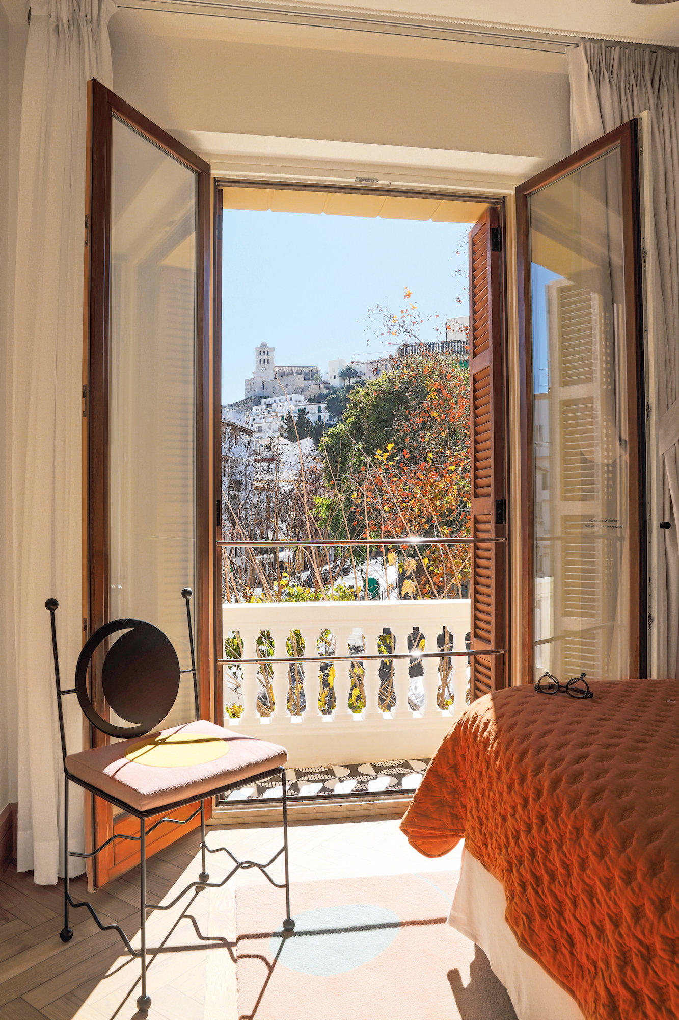 Abrir las ventanas antes de empezar es imprescindible, porque así evitaremos que se cargue el ambiente. En la imagen, Gran Hotel Montesol de Ibiza. 
