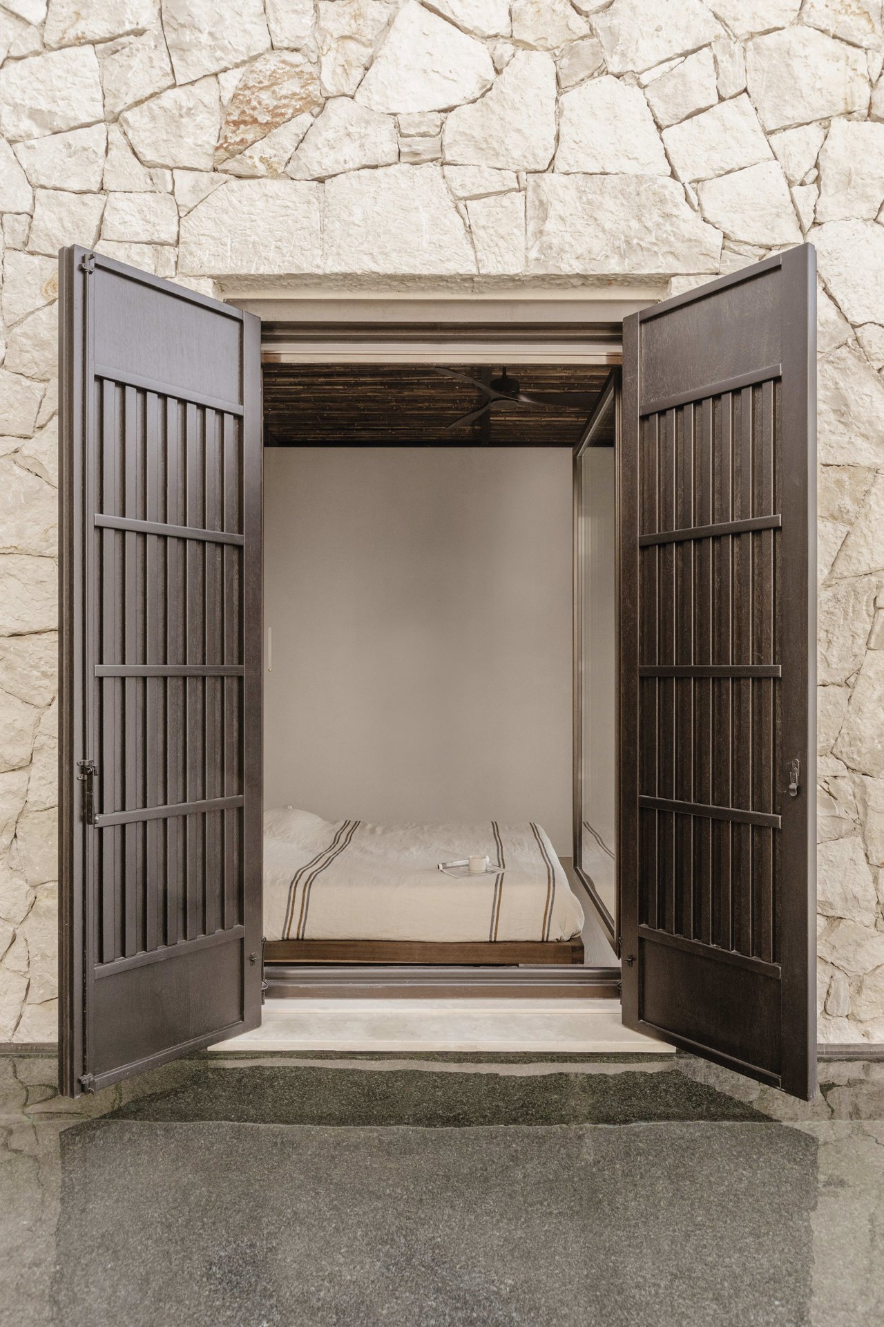 Dormitorio con salida al porche