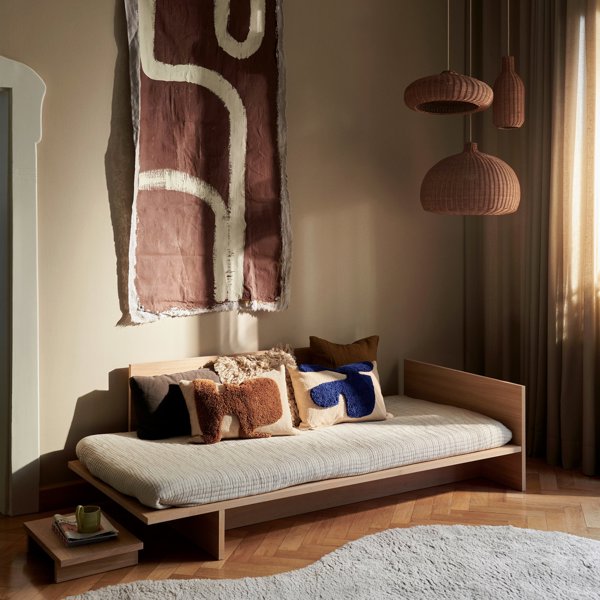 Este modelo de Ferm Living tiene todo lo que le pedimos a un diván cama