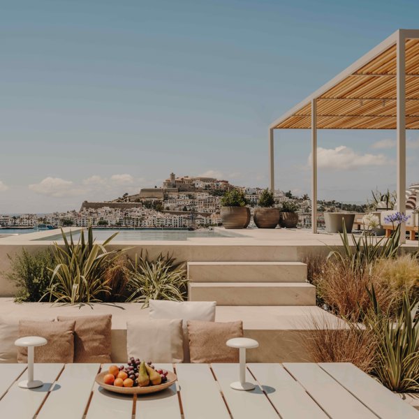 Ibiza por todo lo alto: así es la nueva suite que está revolucionando la isla con su lujo silencioso