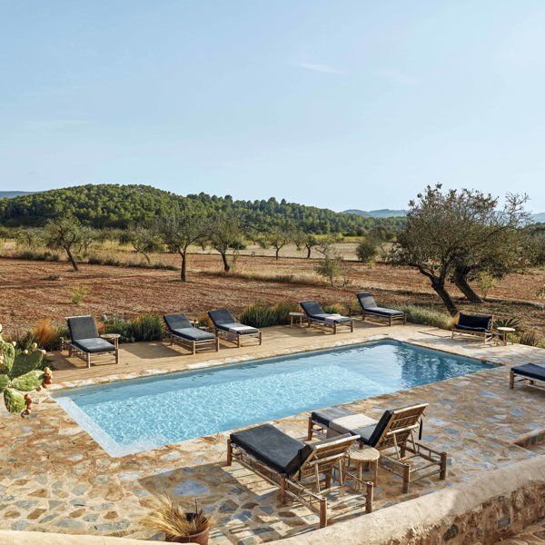 Así es la moderna y nueva vida de una finca rústica de 200 años en Ibiza 