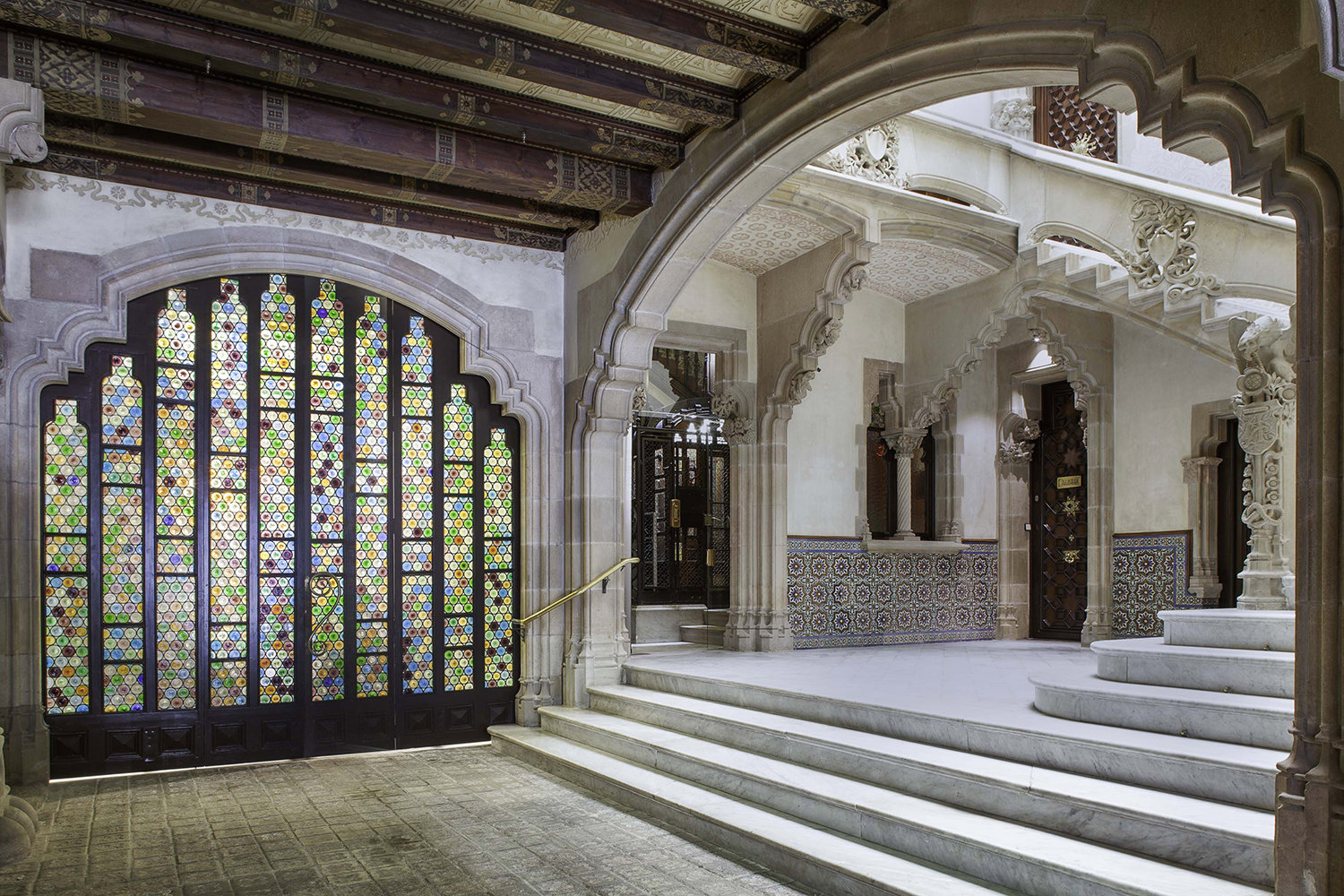 El imponente vestíbulo de la Casa Amatller, iluminado con una espectacular vidriera.