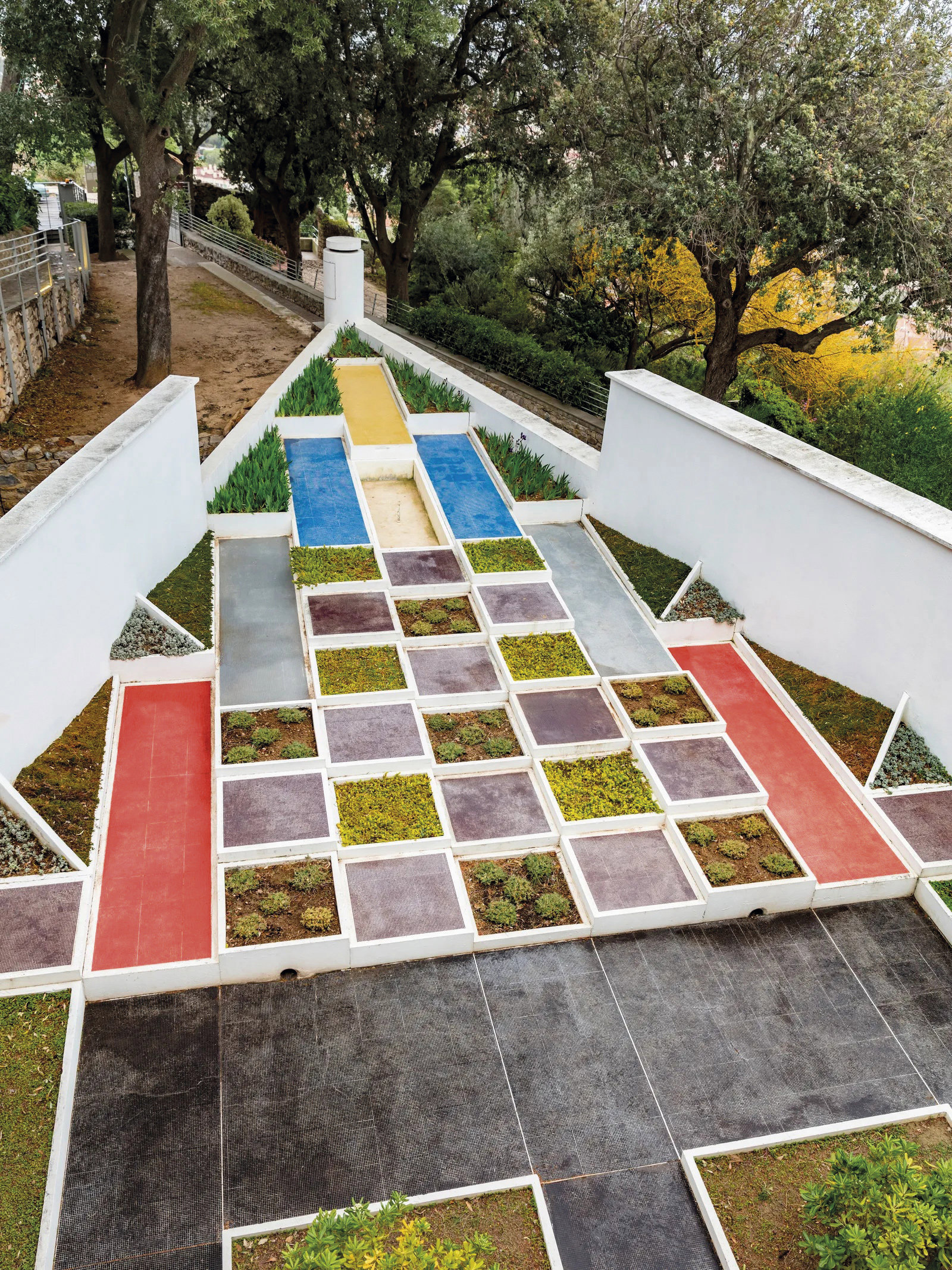 El jardín cubista, diseñado por el arquitecto y paisajista Gabriel Guévrékian, conservado a día de hoy