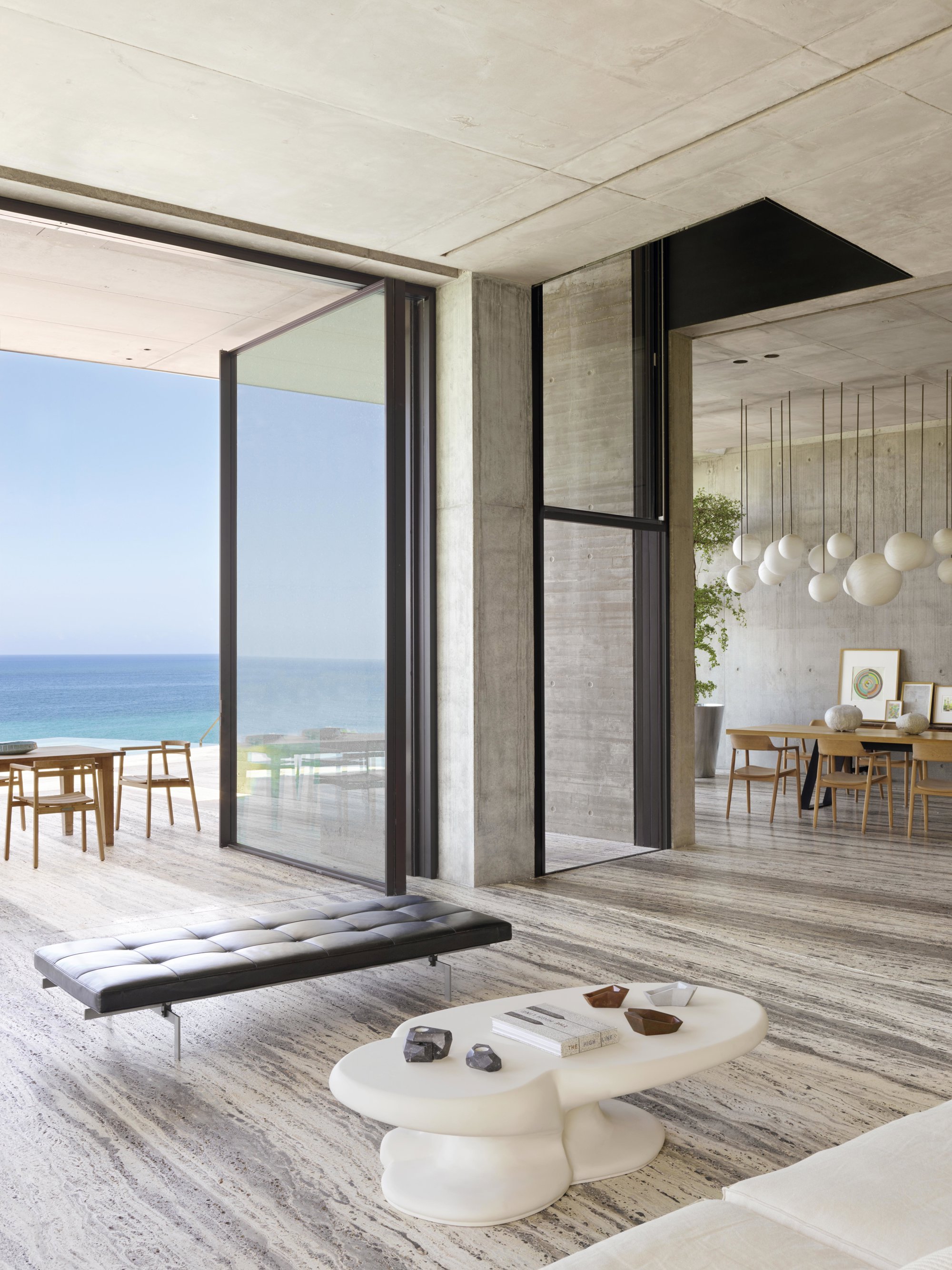 Junto a la tumbona de Poul Kjaerholm