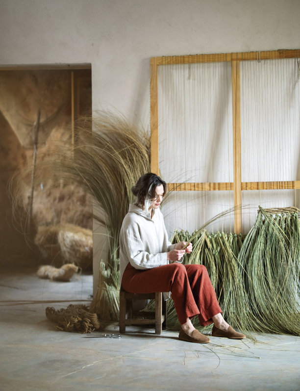 La artista textil mallorquina que cuenta historias a través de la lana desechada