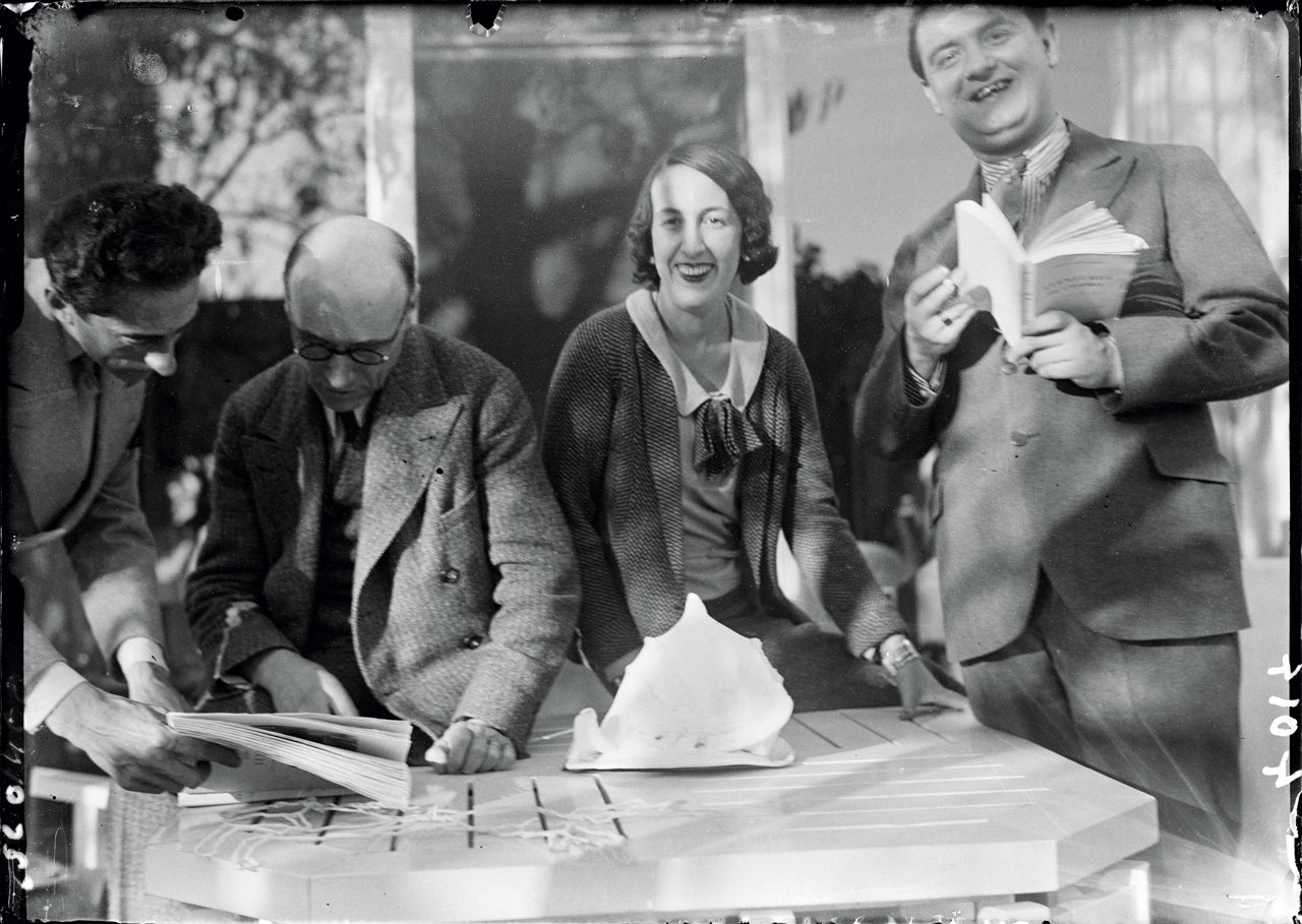 Marie-Laure de Noailles retratada en 1930 junto a –de izquierda a derecha– Jean Cocteau, André Gide y George Auric