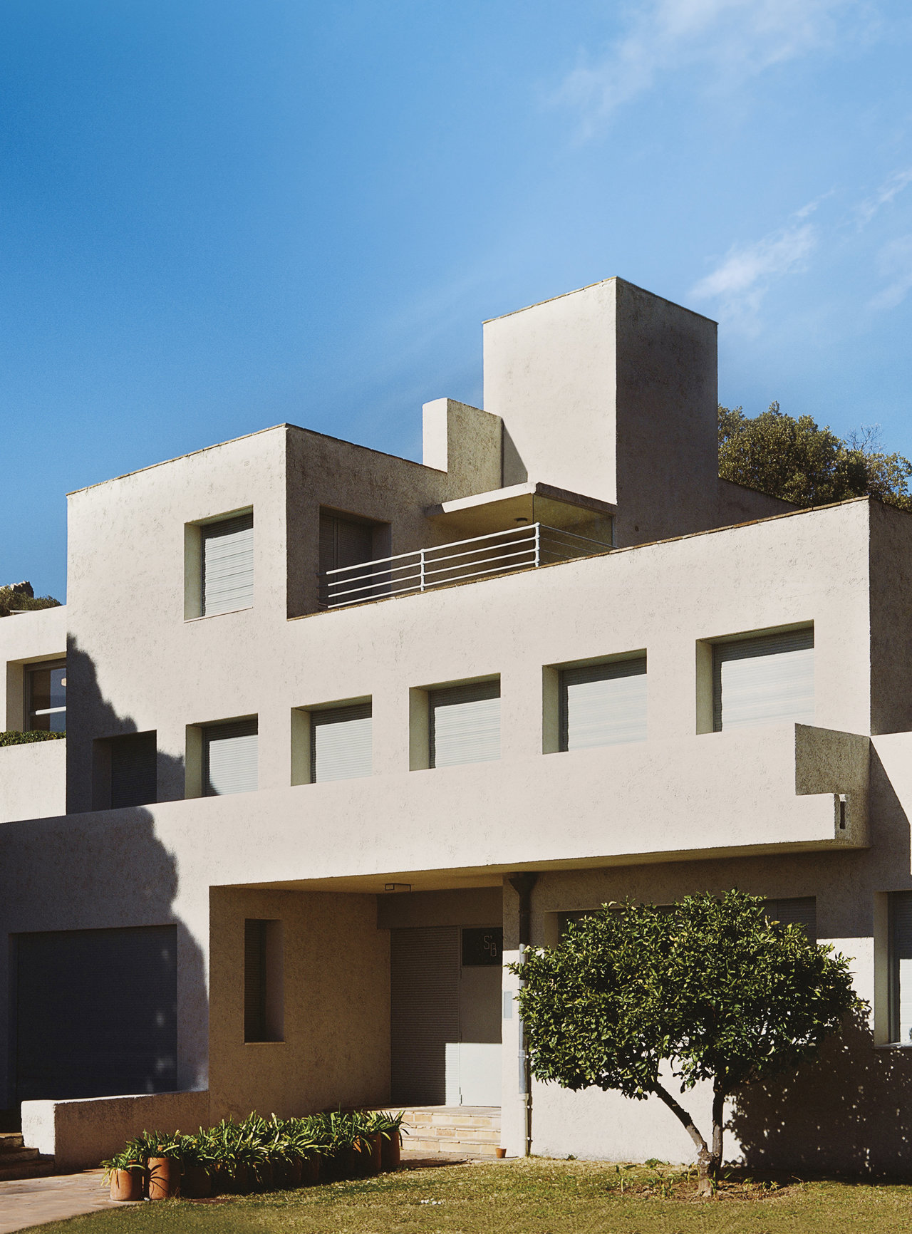 Robert Mallet-Stevens diseñó la casa como una superposición de cubos de hormigón gris