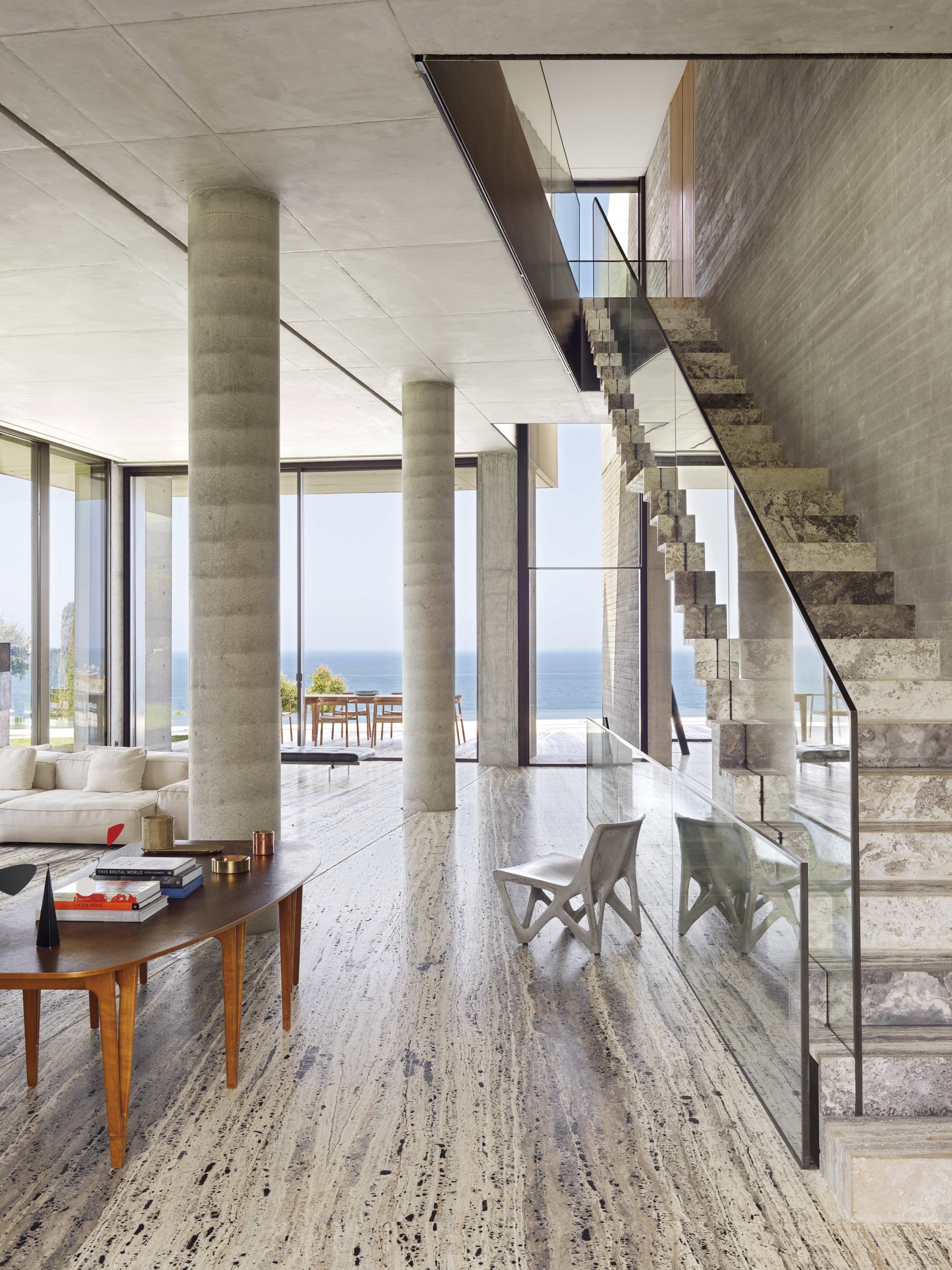 Vista del salón junto a la escalera