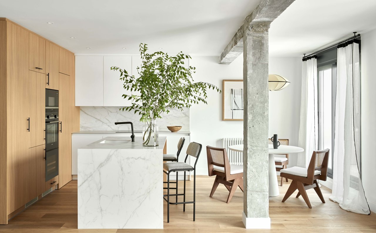 Blanco, madera y vigas vistas, la combinación perfecta para un ambiente sofisticado.