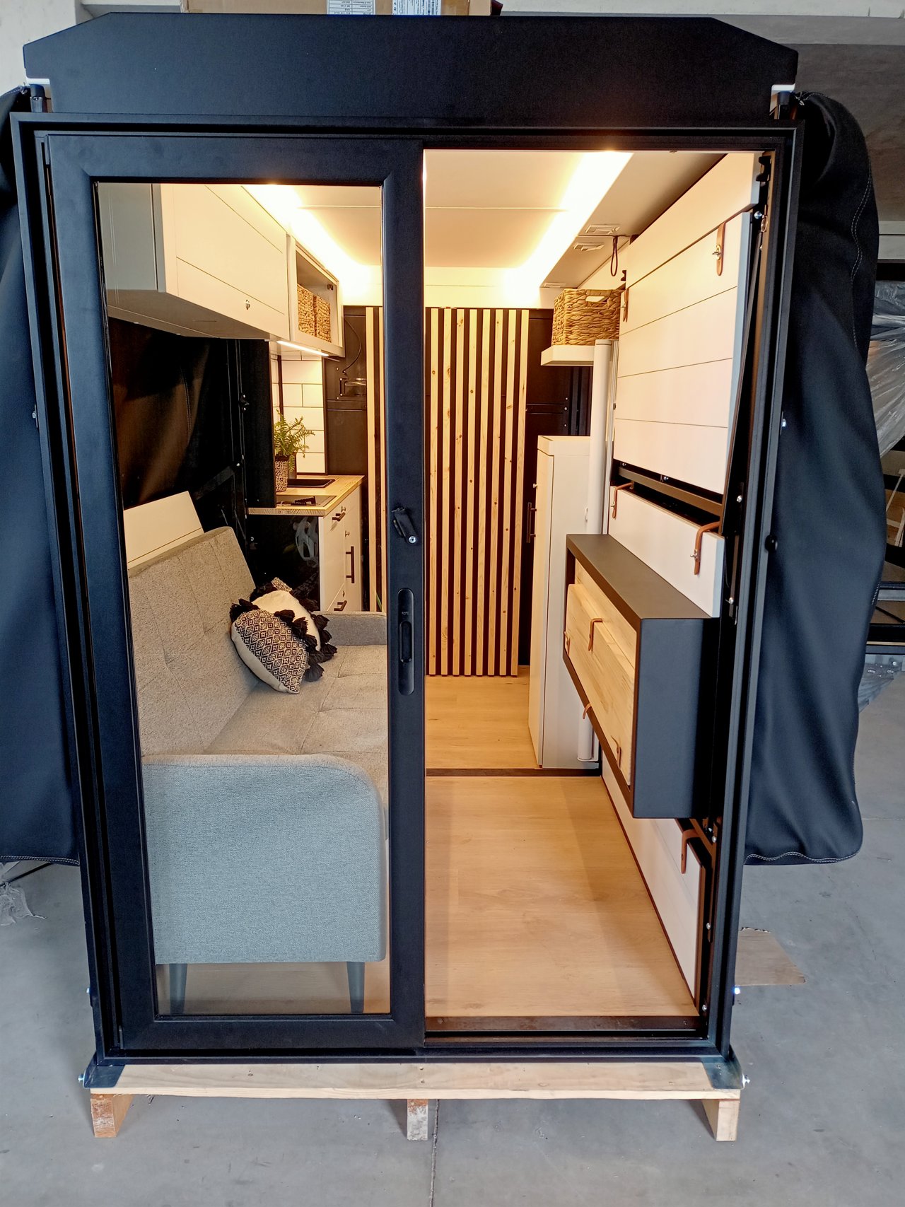 Cada módulo pesa entre 300 y 700kg, en función de los complementos, e incorporal sofá cama y espacio de almacenamiento en su interior