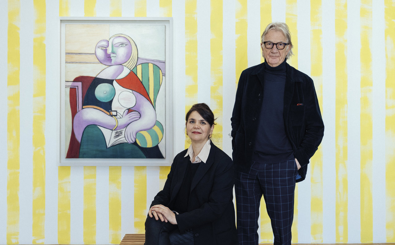 Cécile Debray, directora del museo, con el diseñador británico