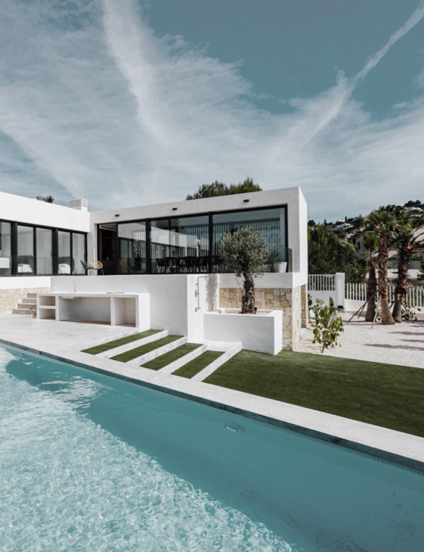 Cúbica y minimalista, esta moderna casa en Jávea tiene tres terrazas y piscina