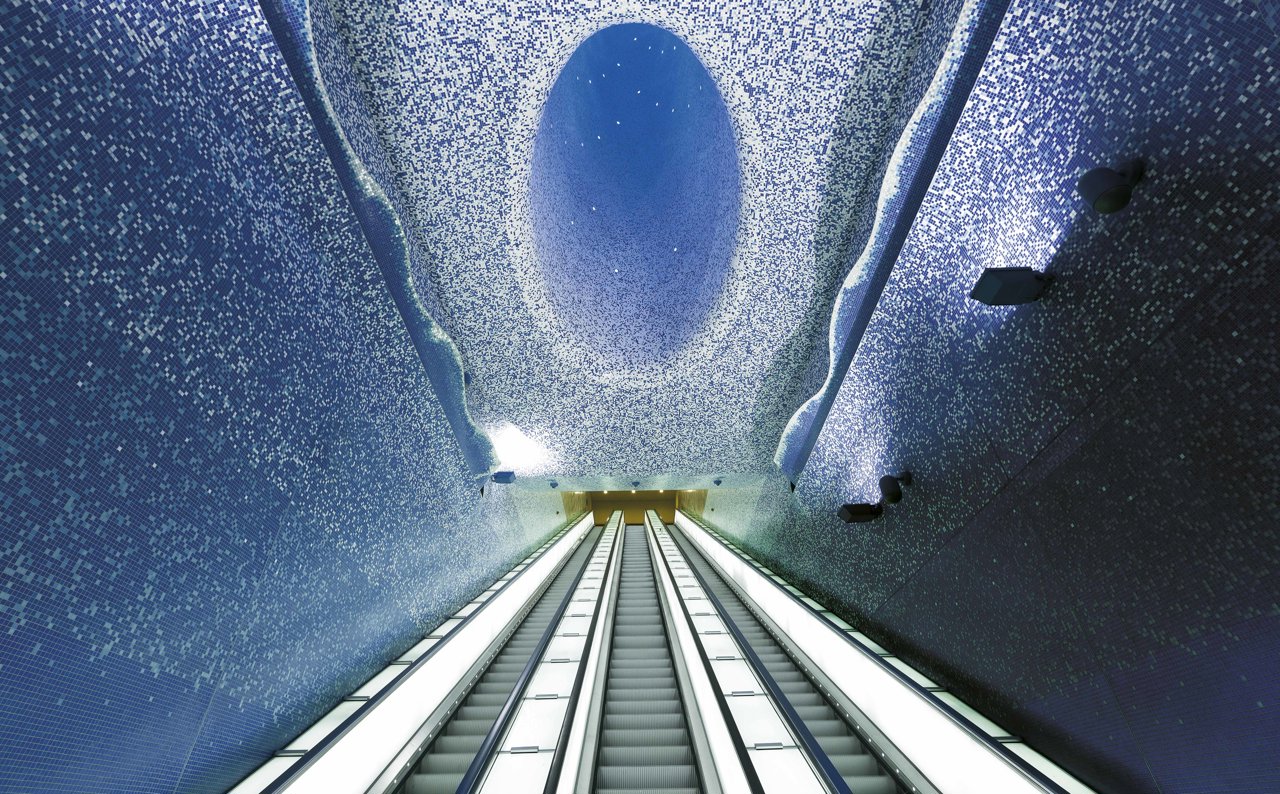 Estación Toledo del metro de Nápoles, obra de Óscar Tusquets, realizada con mosaico de Bisazza