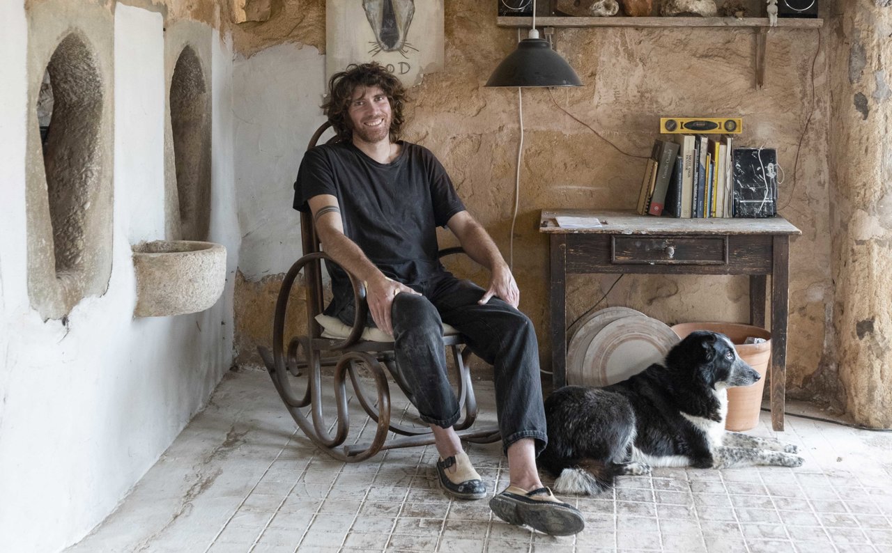 Jaume con su perra Tota (detrás, dibujada por Roig) en su taller y cráneos de vacas, ovejas, cerdos y zorros