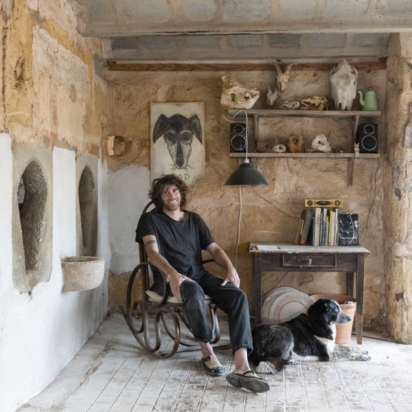 Entramos en la casa taller de este ceramista mallorquín en una antigua vaquería