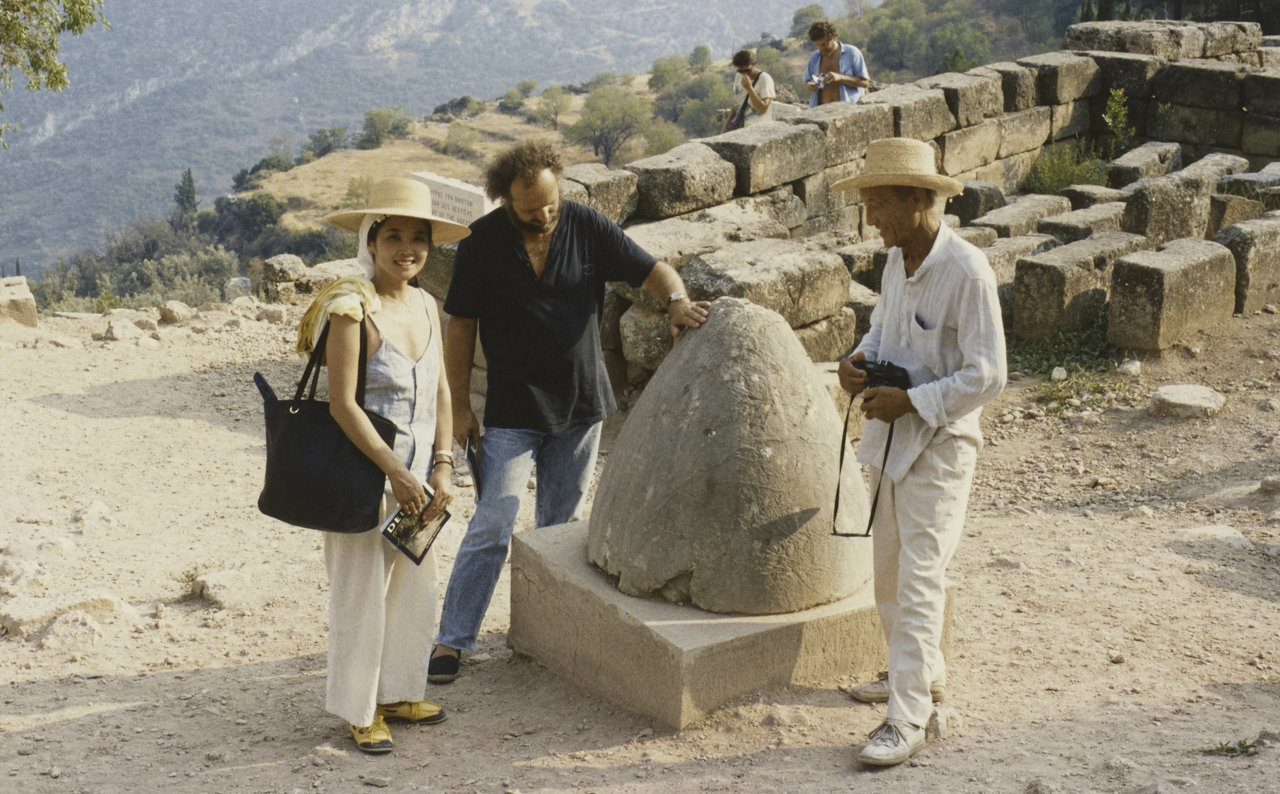 Kyoko Kawamura y Nikos Kouroussis, amigos de Noguchi (derecha), con la piedra Omphalos en Delfos en 1988