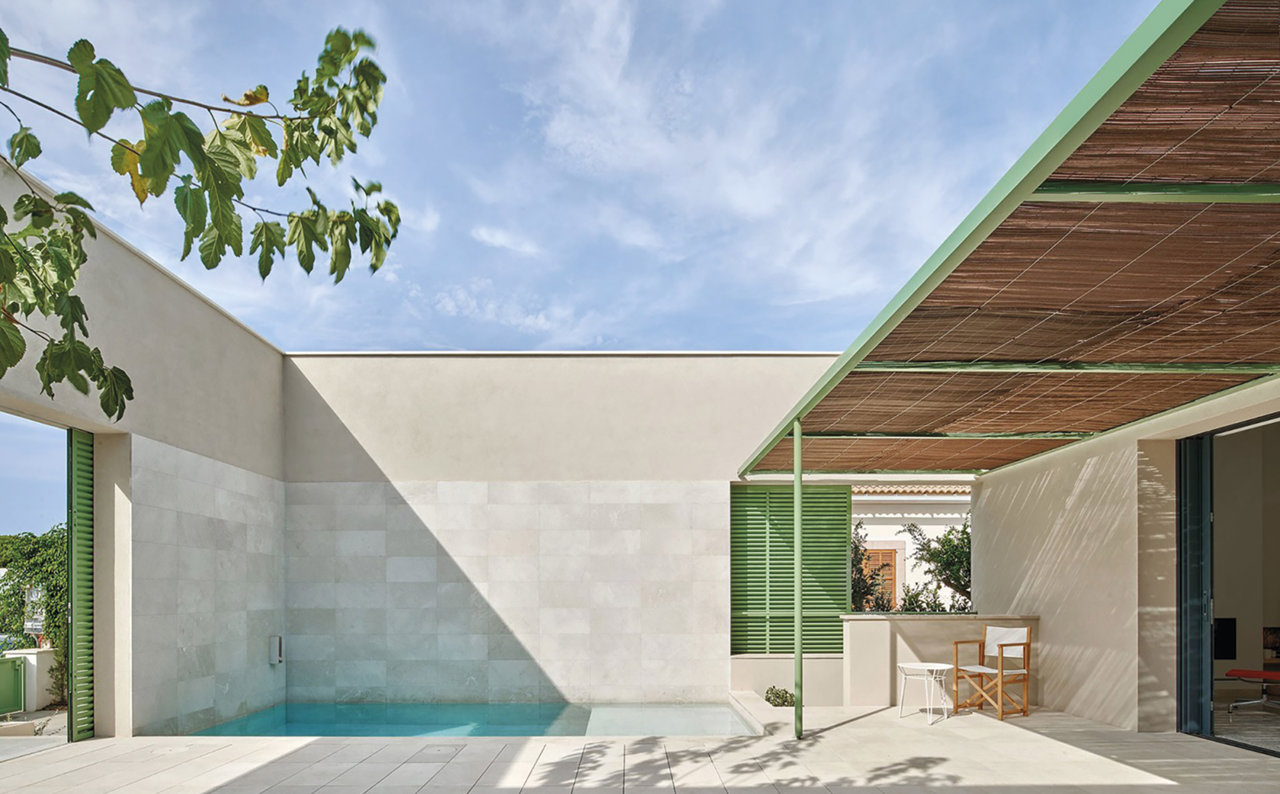 Casa Ca n'Uli, con porche en torno a un patio, en Mallorca, del arquitecto Vicenç Mulet