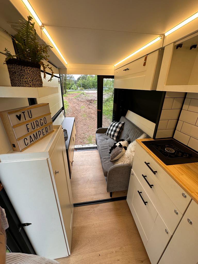 Las VanCUBIC cuentan con servicios básicos, como cocina y baño, incorporados dentro de la estructura y que no requieren de instalaciones complementarias