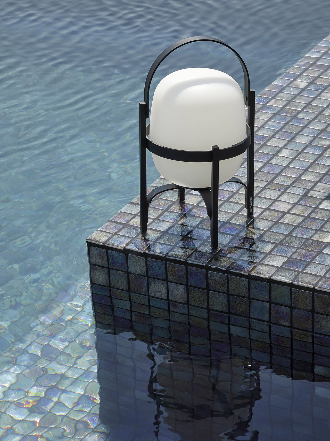 Piscina revestida con mosaico Milo de la colección Aqualuxe, de Hisbalit, en un proyecto de Vázquez i Benages